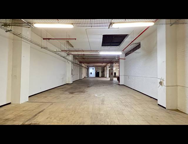 1,000M² WAREHOUSE TO LET IN NEW CENTRE